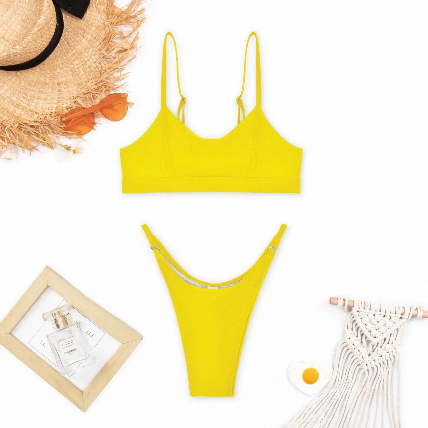 Bikini push-up femme jaune, avec doublure ajustable et bretelles, en tissu doux pour un confort optimal à la plage.