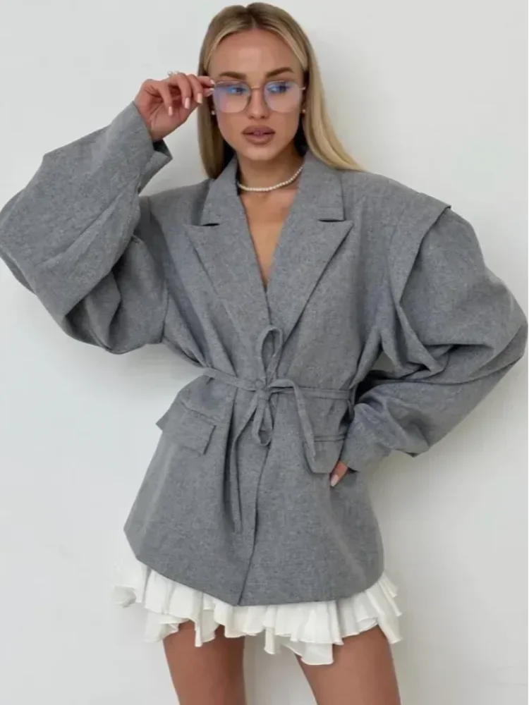 Blazer femme jaune avec laçage, épaulettes, en tissu léger et respirant.
