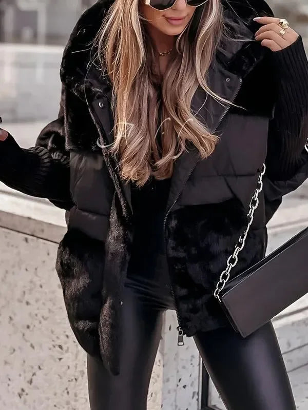 Cape d'hiver matelassée beige avec capuche et col en fausse fourrure, conçue pour les journées froides.