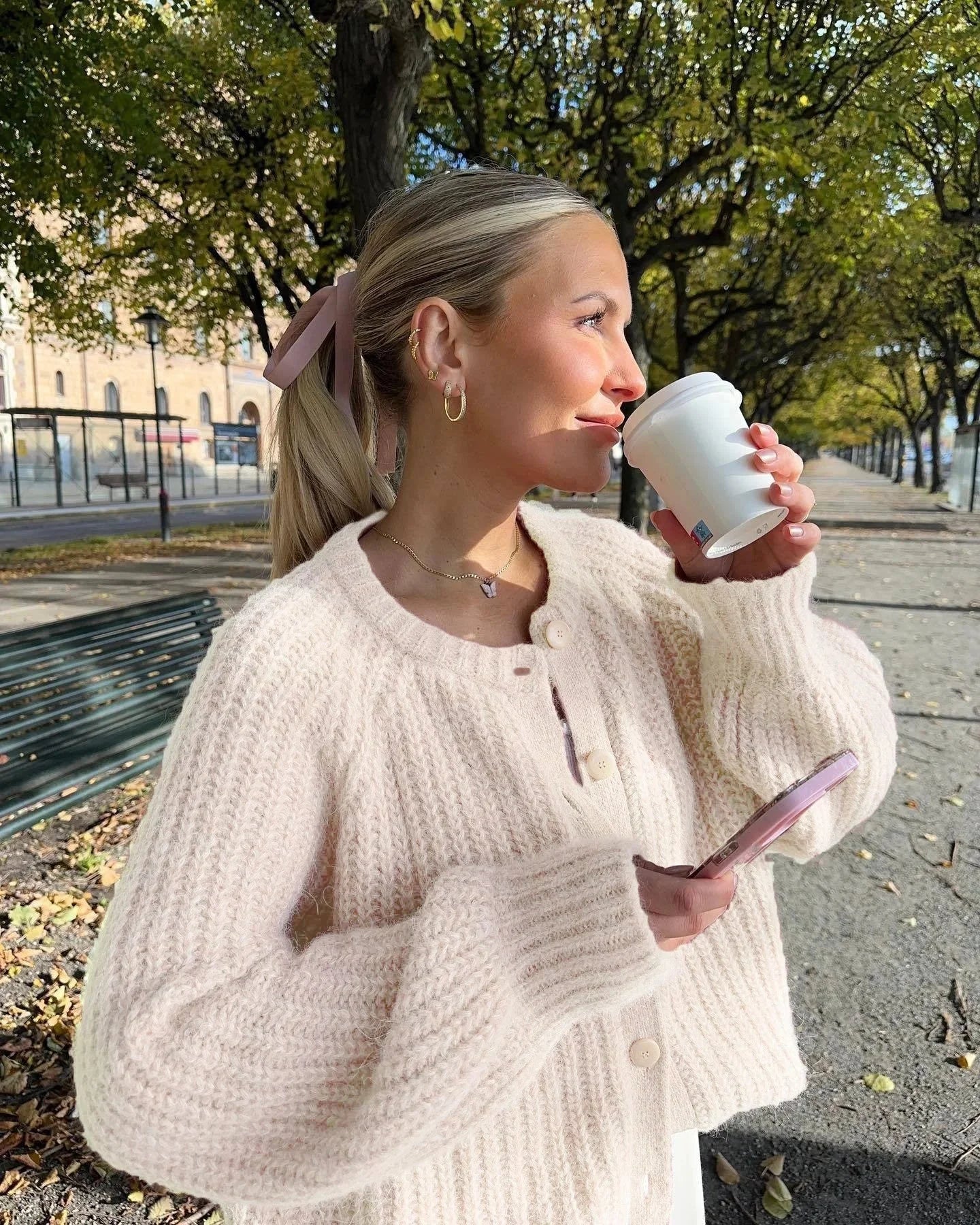 Cardigan femme en maille jaune, avec boutons sur le devant et coupe classique pour un style décontracté.
