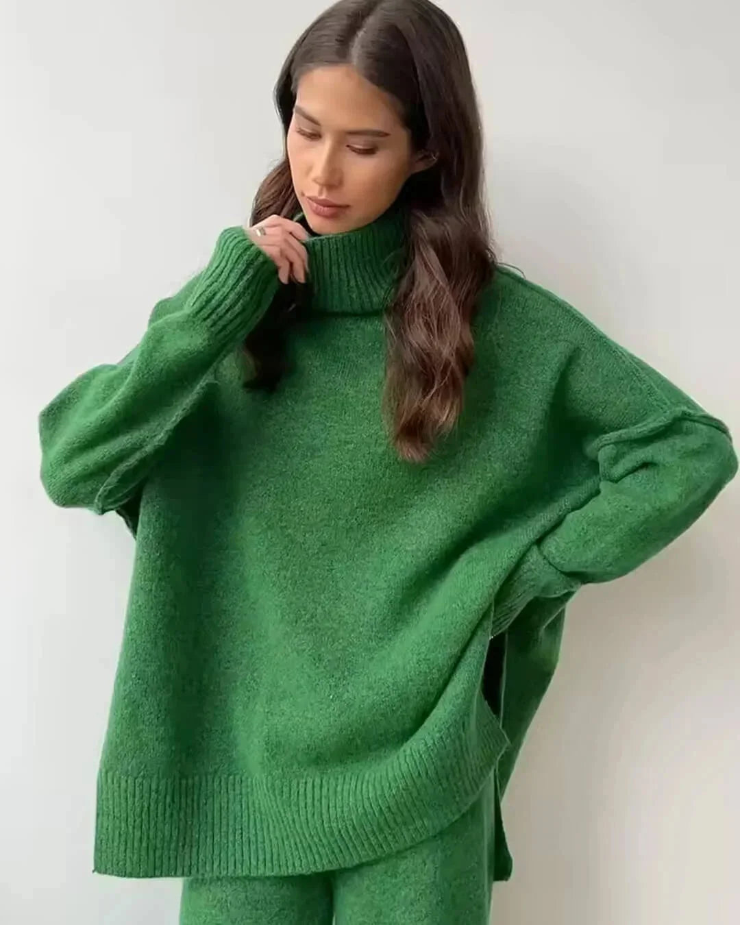Ensemble vert femme à coupe ample, col roulé, en mélange de coton doux pour un confort optimal.