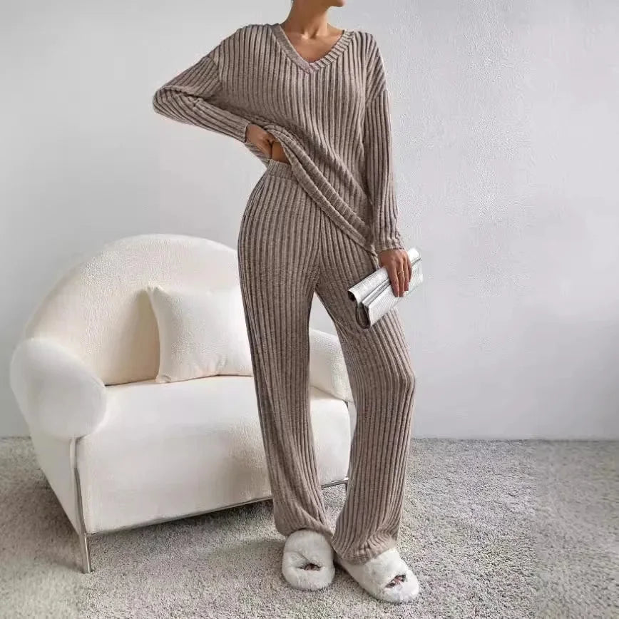 Ensemble femme noir à manches longues, col en V, en mélange de coton, idéal pour un usage quotidien.