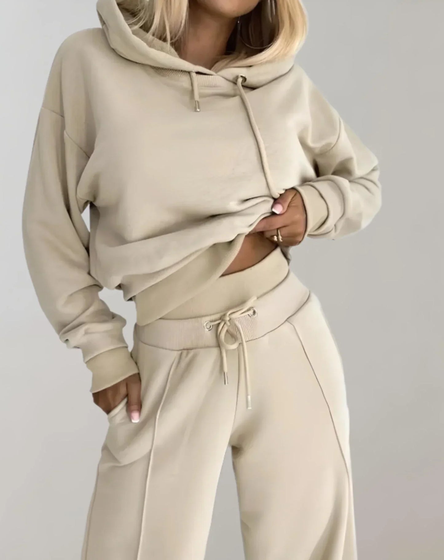 Ensemble deux pièces violet avec capuche, composé d'un haut et d'un pantalon ample en coton.