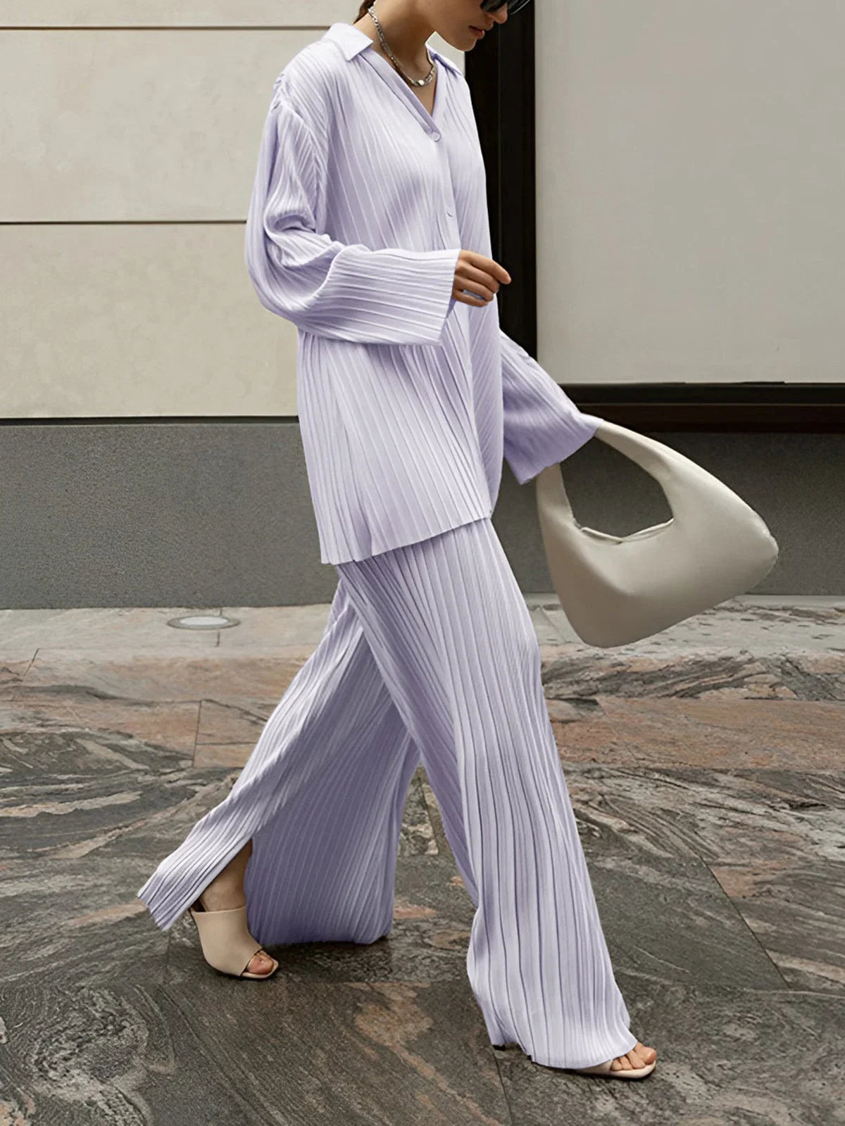 Ensemble deux pièces plissé noir pour femme, design confortable avec un coupe féminine et ajustement agréable.