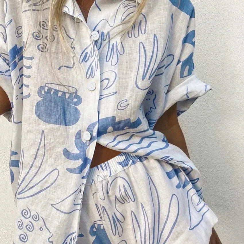 Ensemble femme en coton blanc et bleu, motifs modernes, coupe fluide, idéal pour un look décontracté et élégant.