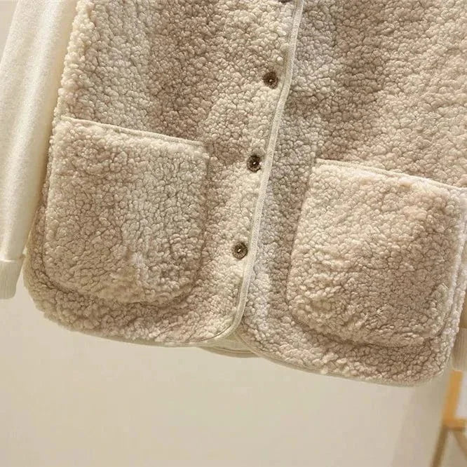 Gilet femme en laine douce et chaude, conçu pour être porté en superposition lors des journées froides d'hiver.