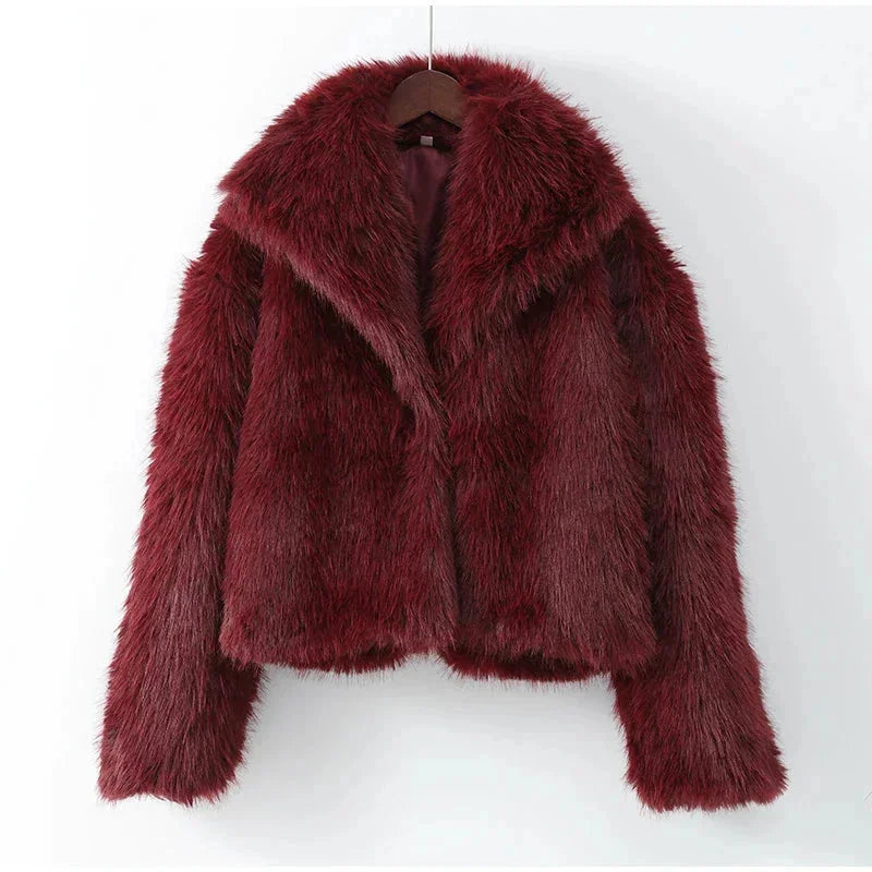 Manteau femme bordeaux en fausse fourrure, grand col, coupe élégante, adapté pour les journées fraîches.