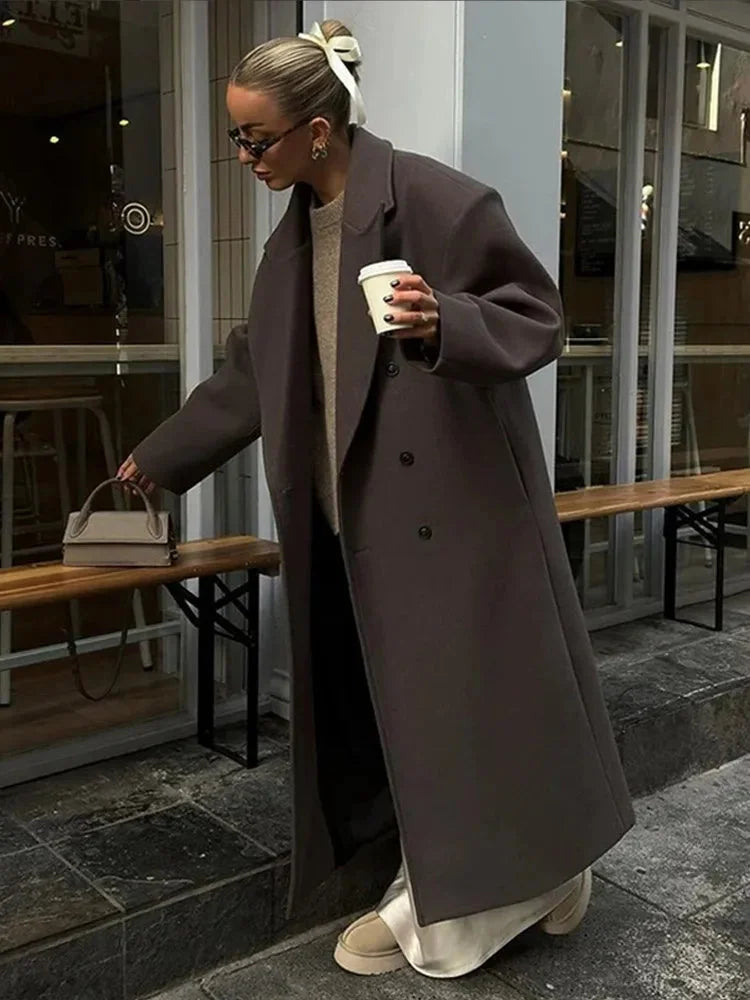 Manteau long marron pour femme, coupe élégante, manches longues, en matériau respirant, adapté à toutes les saisons.