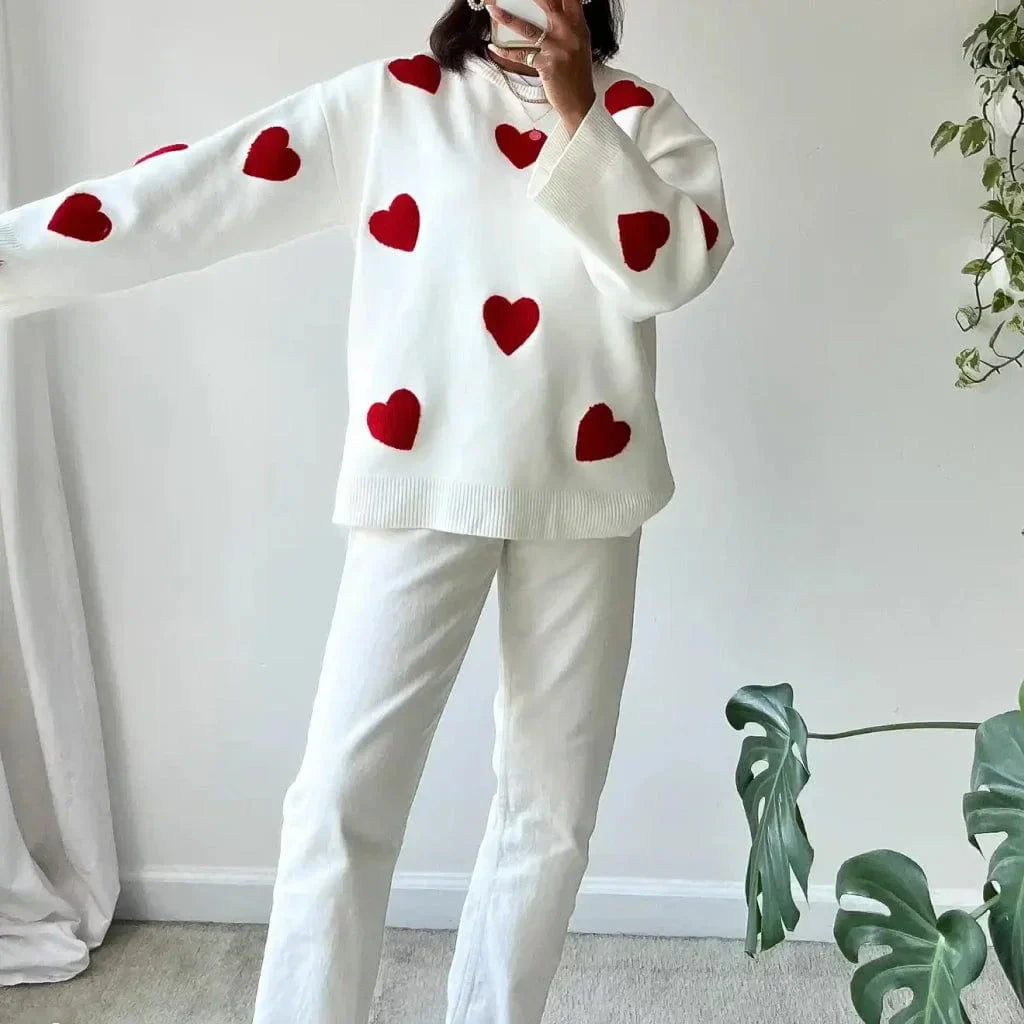 Pull décontracté femme blanc avec motif cœur rouge, en coton doux, adapté pour les occasions décontractées.