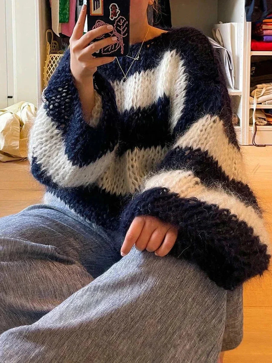 Pull femme à grosses mailles, coupe ample, rayé, en matière douce et chaude.