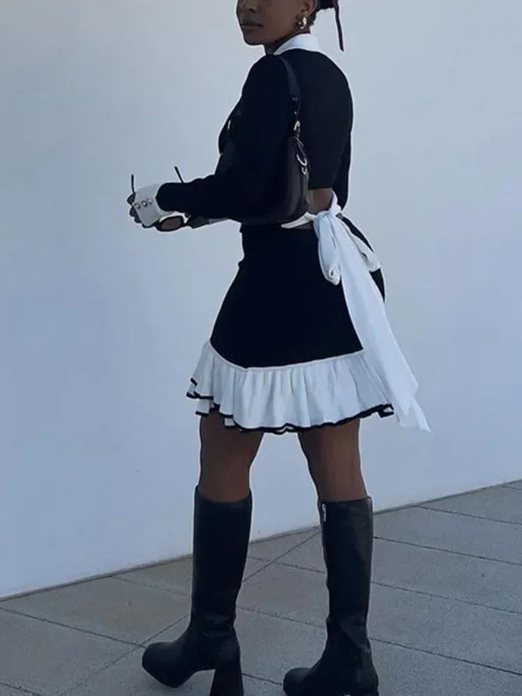 Robe courte femme en coton, avec volants délicats et boutons en avant, parfaite pour un look élégant et décontracté.