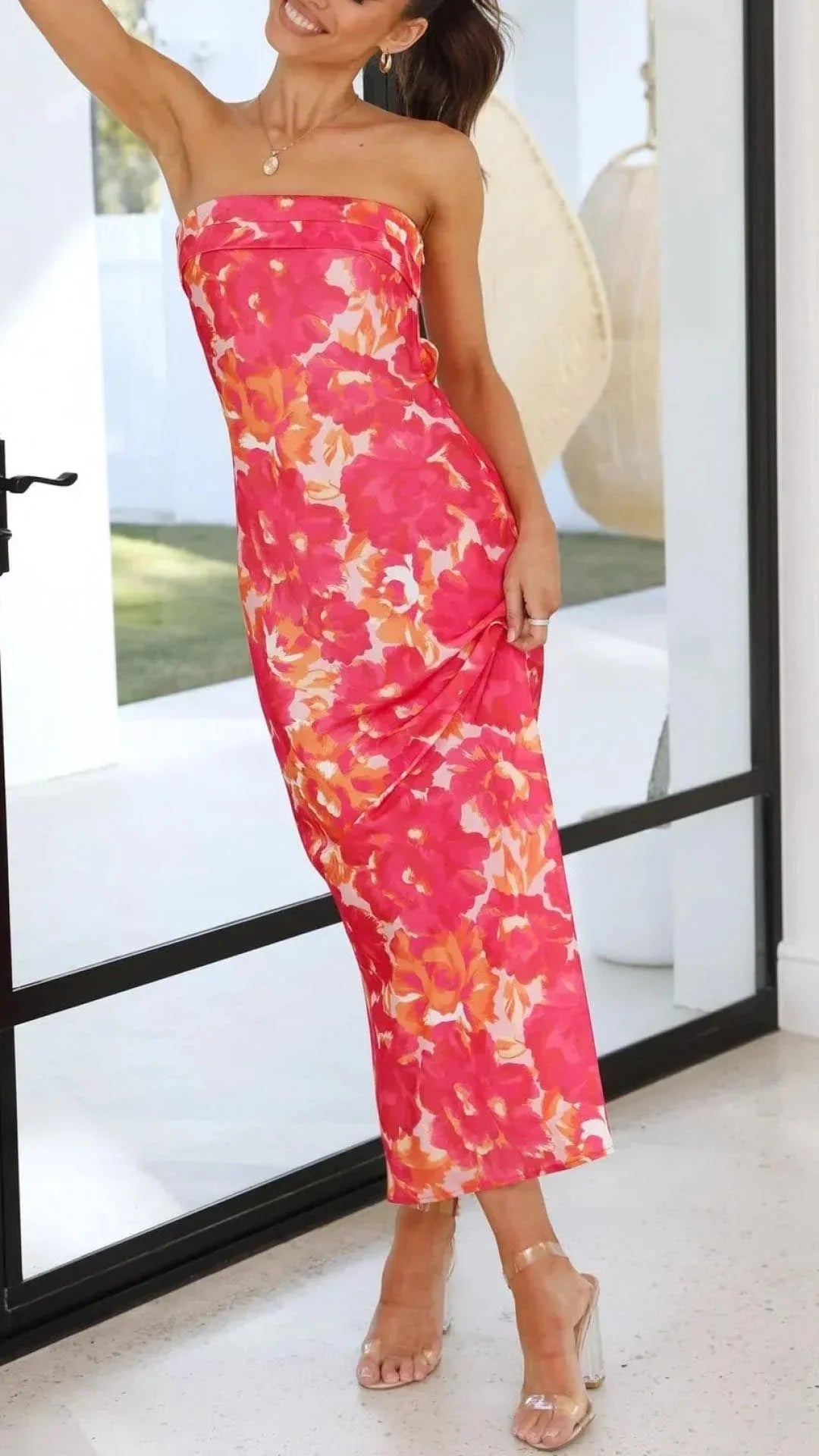 Robe longue sans bretelles à imprimé floral, en satin doux, parfaite pour les soirées d'été. Design élégant et féminin.