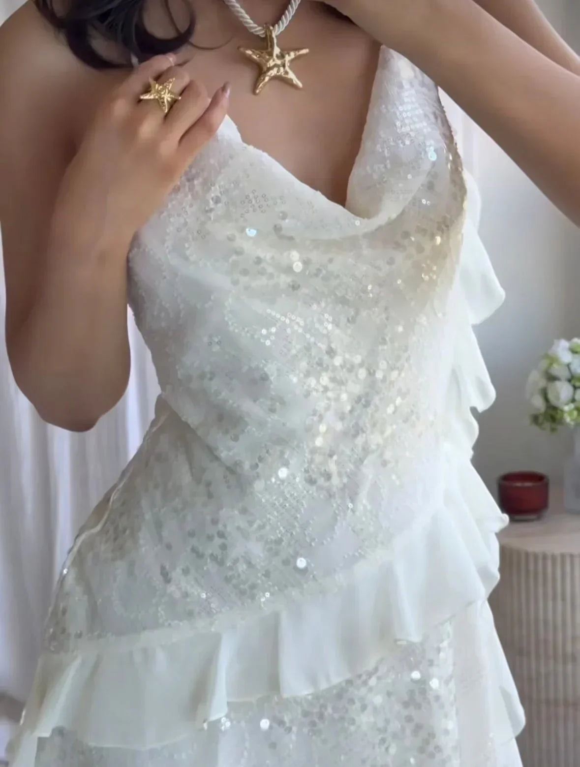 Robe d'été blanche pour femme ornée de sequins, avec un look léger et une coupe fluide idéale pour les journées ensoleillées.