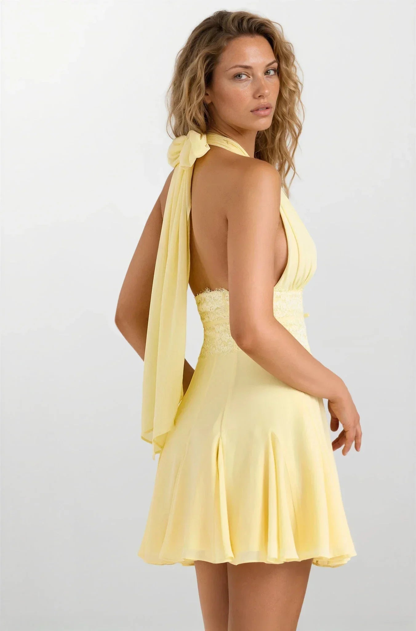 Robe d'été femme jaune, dos nu, en coton léger avec une coupe fluide et des bretelles fines, idéale pour les journées…