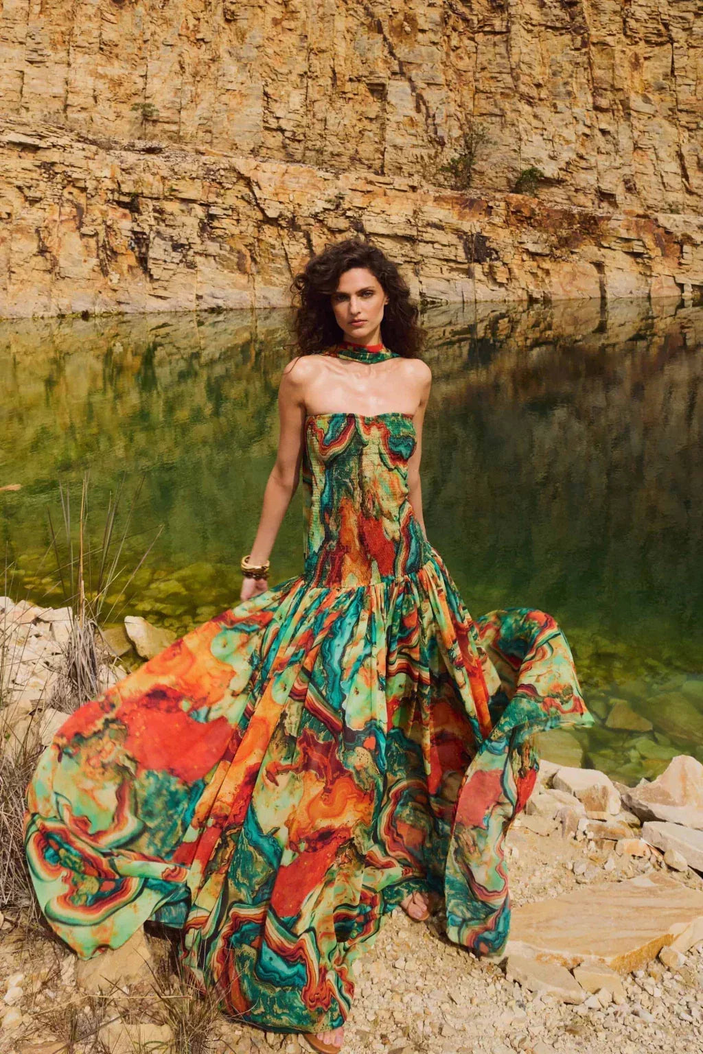 Robe longue femme à buste dénudé, tissu léger, imprimé multicolore, idéale pour les événements estivaux.