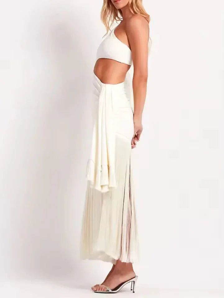 Robe longue asymétrique en tissu léger avec franges, découpes audacieuses et un design élégant pour un look moderne.