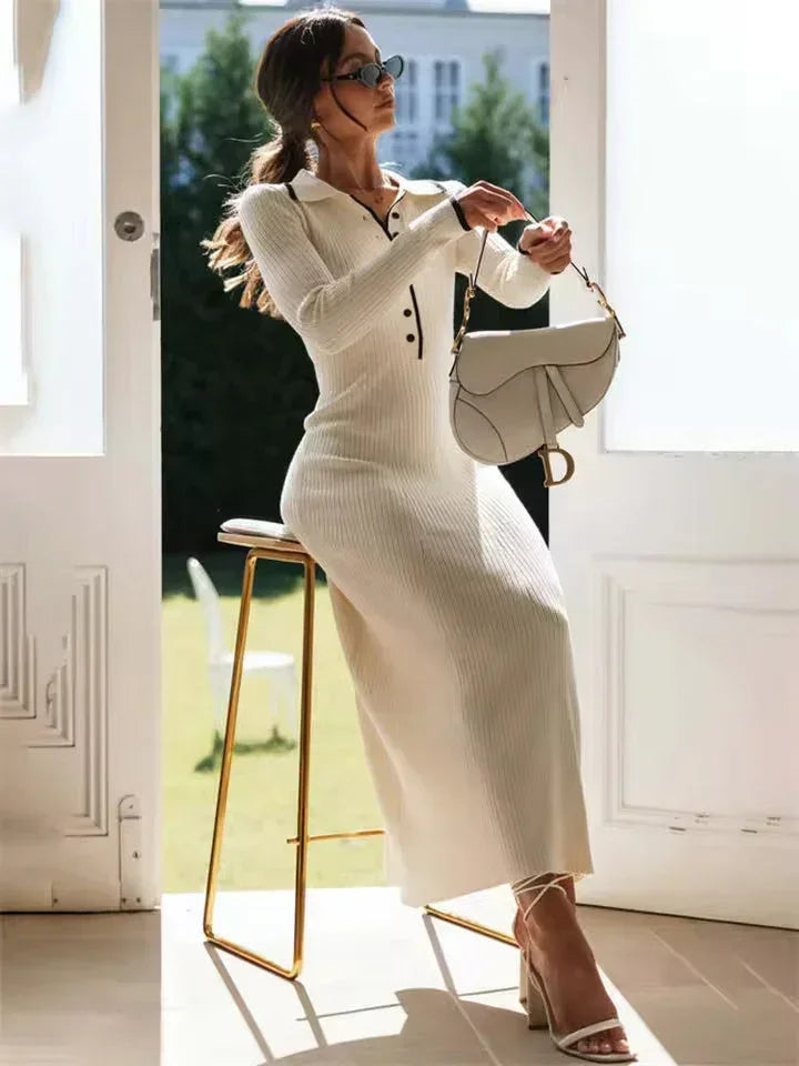 Robe longue blanche pour femme, en coton léger, avec des boutons décoratifs et manches longues pour un style élégant.