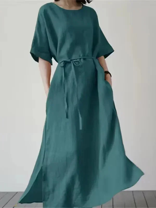 Robe longue bleue pour femme, col rond, ceinture ajustable, en tissu léger et fluide, parfaite pour les journées chaudes.