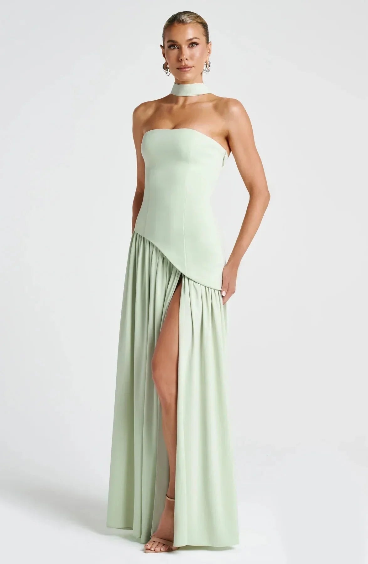 Robe longue vert menthe fendue à motif floral, avec écharpe assortie en tissu léger, parfaite pour l'été.