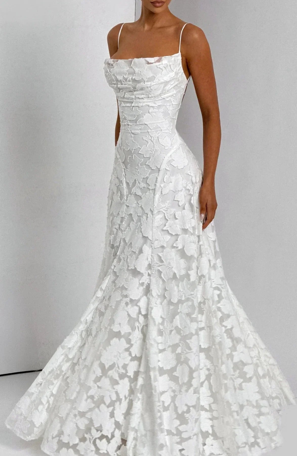 Robe longue femme sans manches en tissu léger, motif floral coloré, parfaite pour les journées ensoleillées.