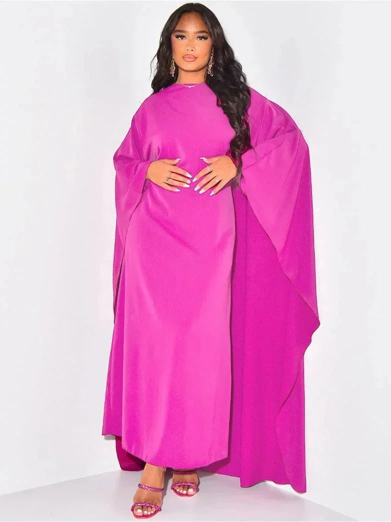 Robe longue noire pour femme, manches longues drapées, en tissu fluide et léger.