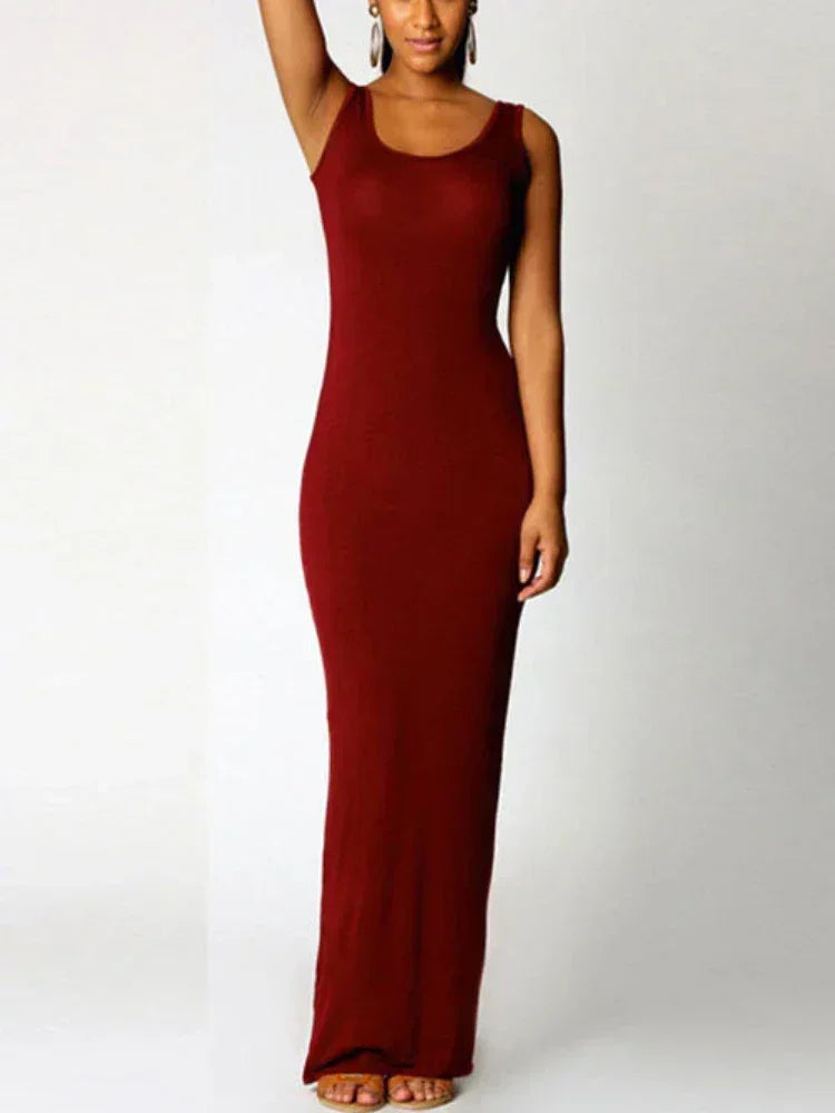 Robe longue noire à bretelles larges, en coton léger, avec un design fluide et une coupe moderne, parfaite pour l'été.