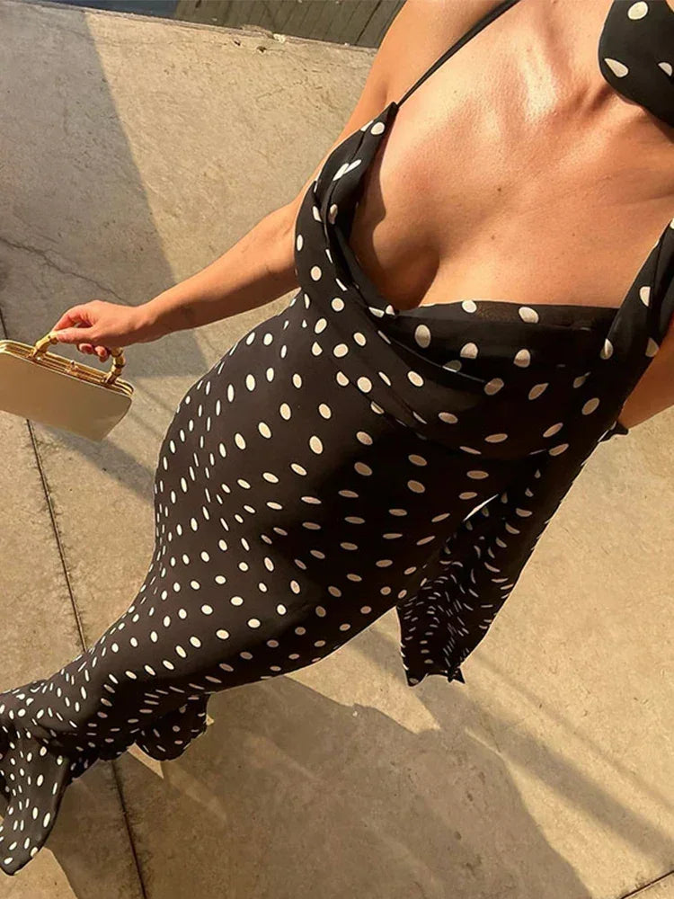 Robe longue noire à pois, en coton léger, avec des manches évasées et une taille cintrée pour un look élégant.