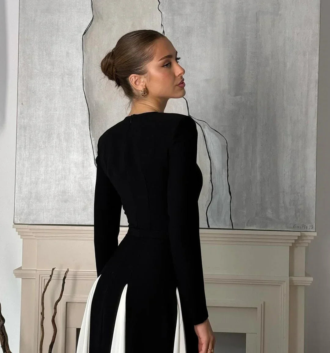 Robe longue noire pour femme, en tissu plissé, avec un décolleté en V et des bretelles fines pour un look élégant.