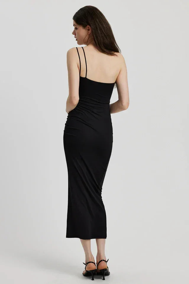 Robe longue noire sans manches en coton, avec une coupe fluide et un décolleté légèrement arrondi. Parfaite pour l'été.