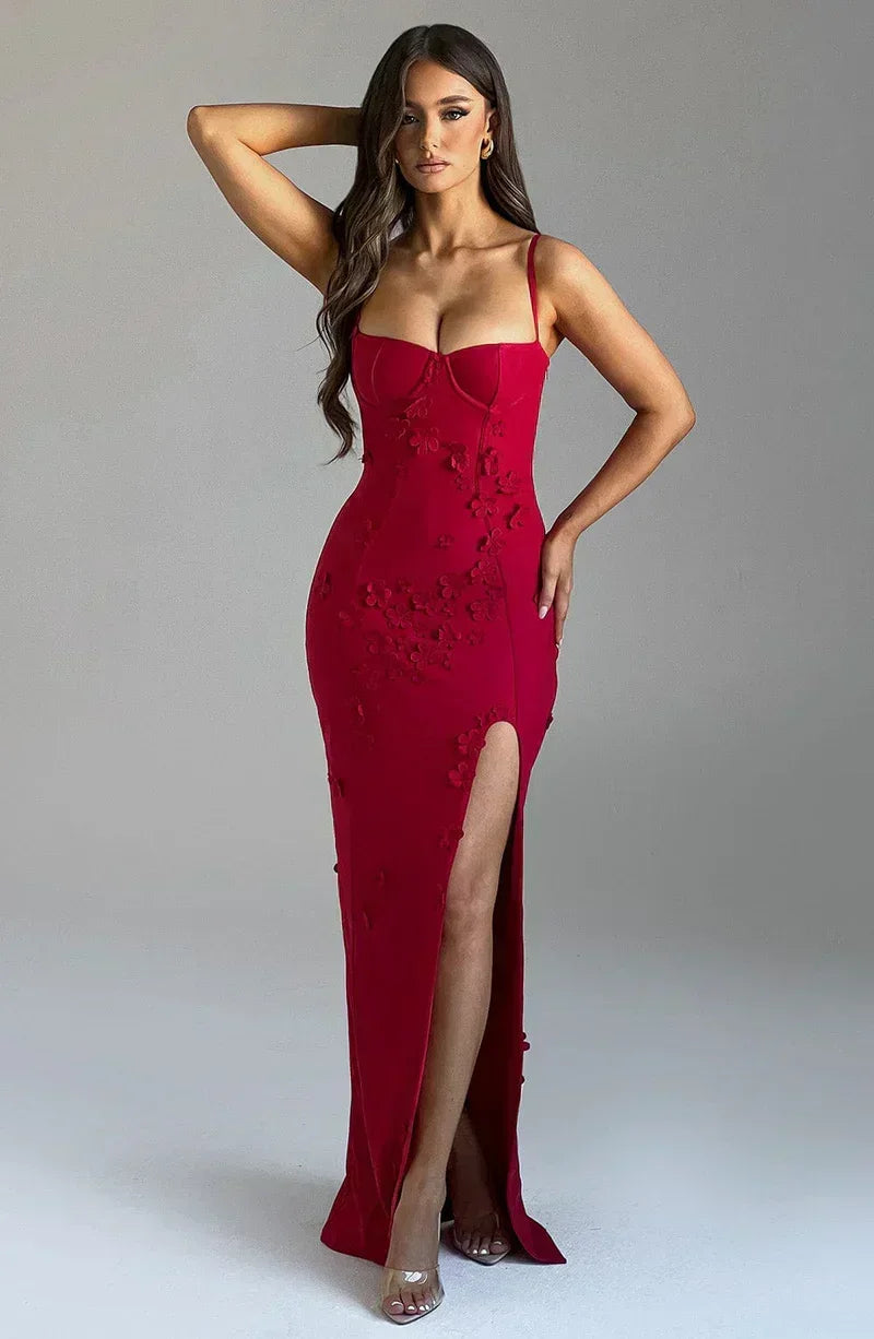 Robe longue rouge pour femme, en tissu léger, avec fente latérale et broderie délicate sur le décolleté.