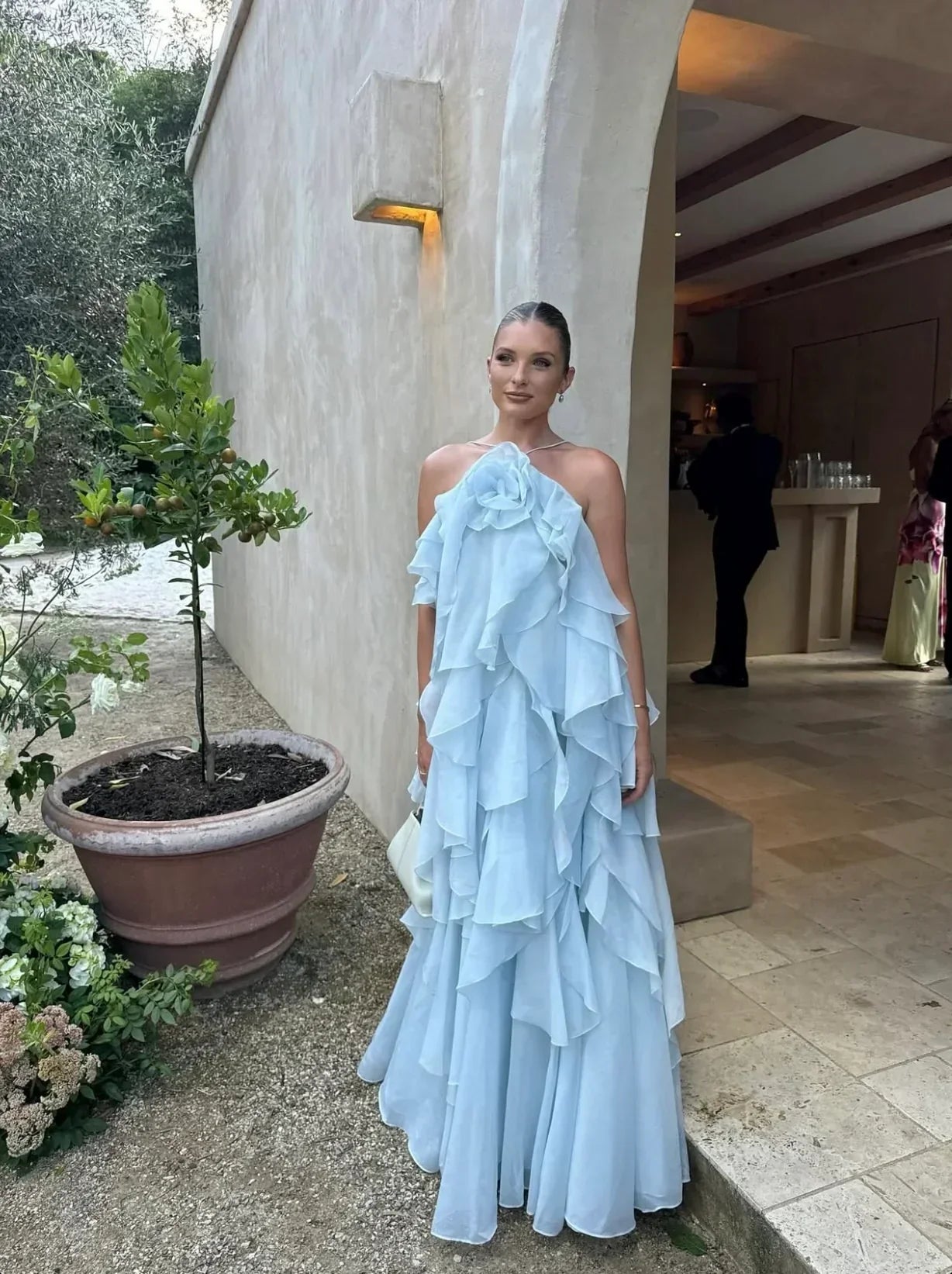 Robe longue femme avec volants superposés, en tissu léger, offrant une silhouette fluide et élégante pour toutes les…