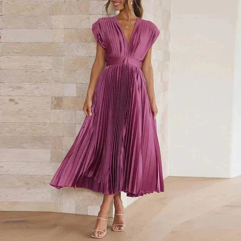 Robe longue plissée lilas avec décolleté en V et manches courtes, en tissu léger et fluide pour un confort optimal.