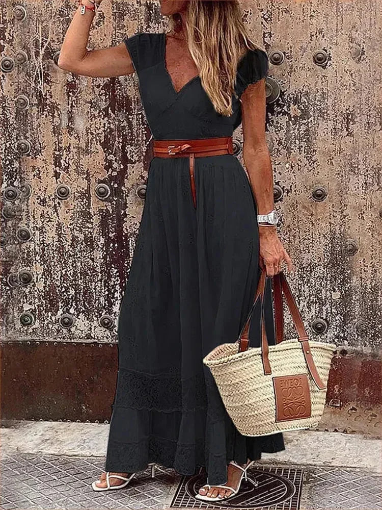 Robe longue en dentelle, ceinture à la taille, col en V, parfaite pour les journées estivales. Taille et coupe flatteuse.