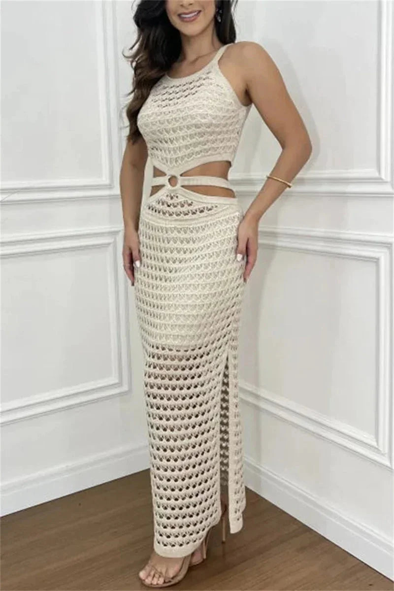 Robe longue en maille ajourée, avec découpes élégantes et fente sur le côté, idéale pour l'été féminin.