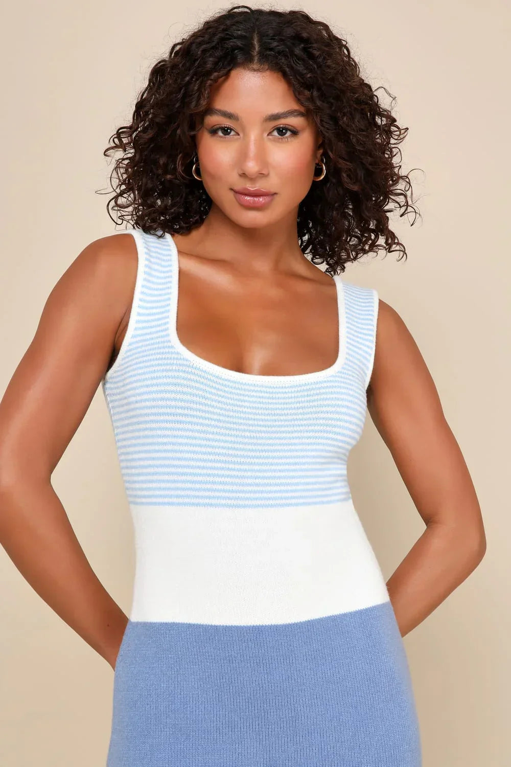 Robe maxi femme à rayures bleues et blanches, en coton léger, avec un décolleté en V et des bretelles fines pour un style…
