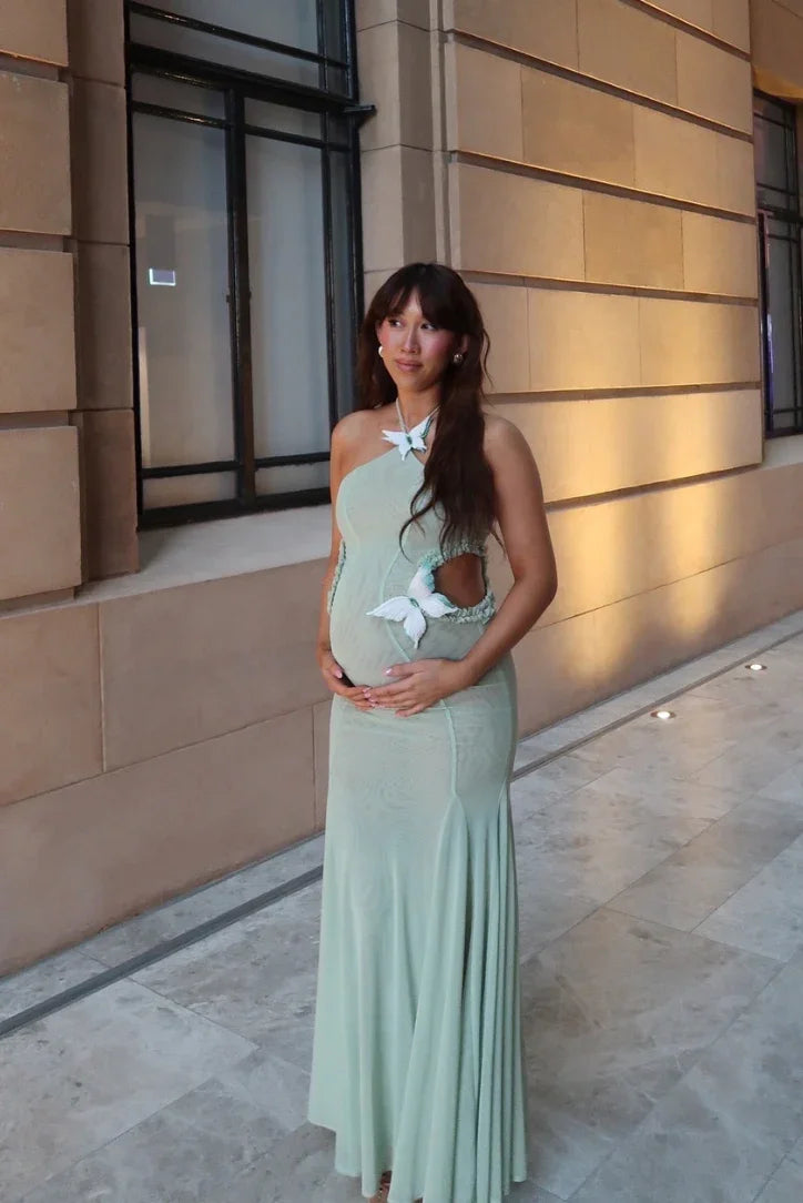 Robe maxi femme verte en tissu léger avec découpes papillon sur les manches, idéale pour les occasions décontractées.