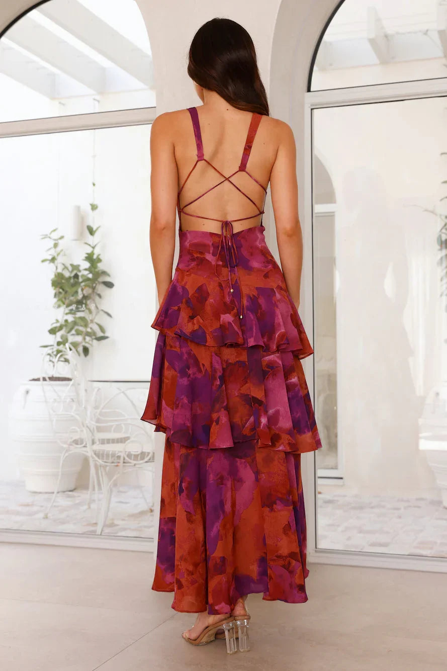 Robe maxi femme à volants, sans manches, en coton léger avec imprimé floral coloré et bretelles délicates pour un look d'été.