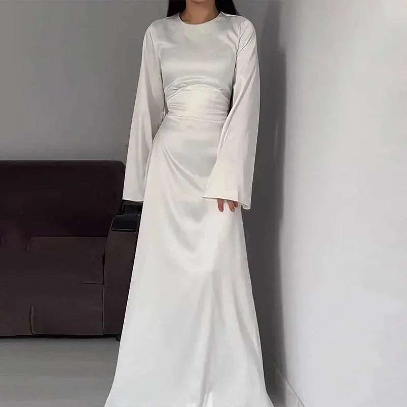 Robe longue longue en satin, manches évasées, disponible en plusieurs couleurs, idéale pour les occasions décontractées.