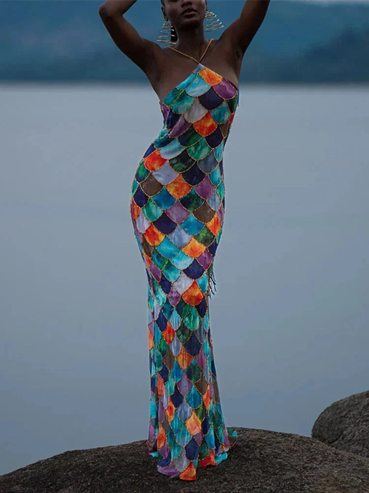 Robe longue multicolore en tissu léger, col halter, motif écaille, parfaite pour des soirées élégantes ou des événements…