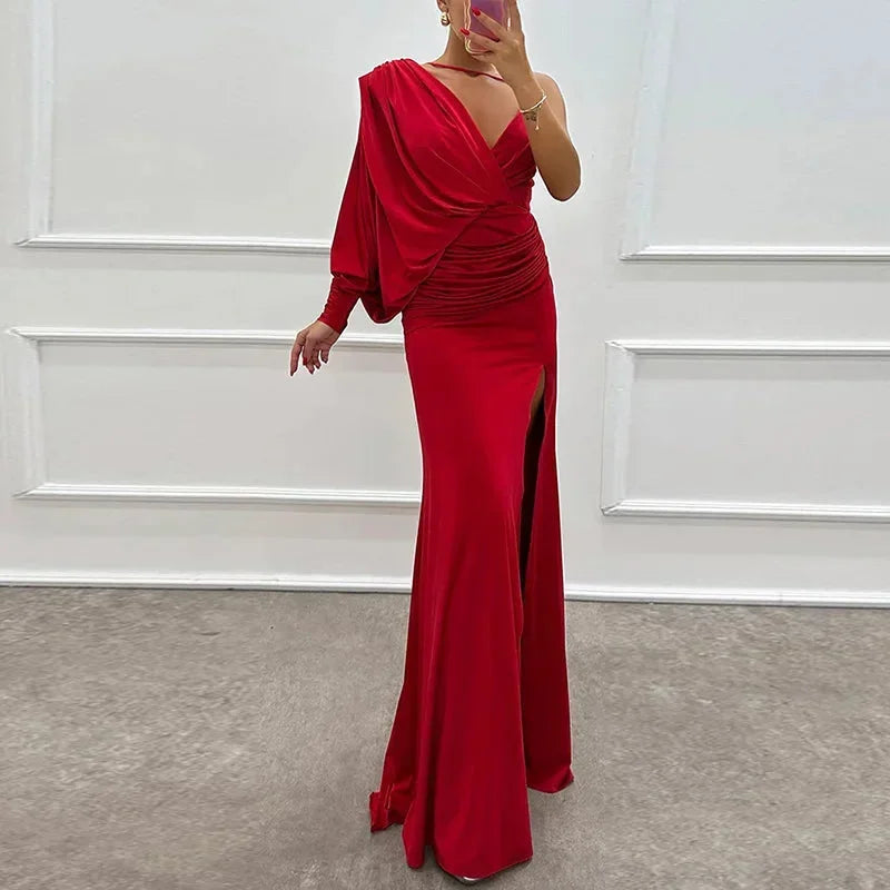 Robe longue une épaule fendue en tissu drapé, avec un design élégant pour soirées. Chic et moderne.