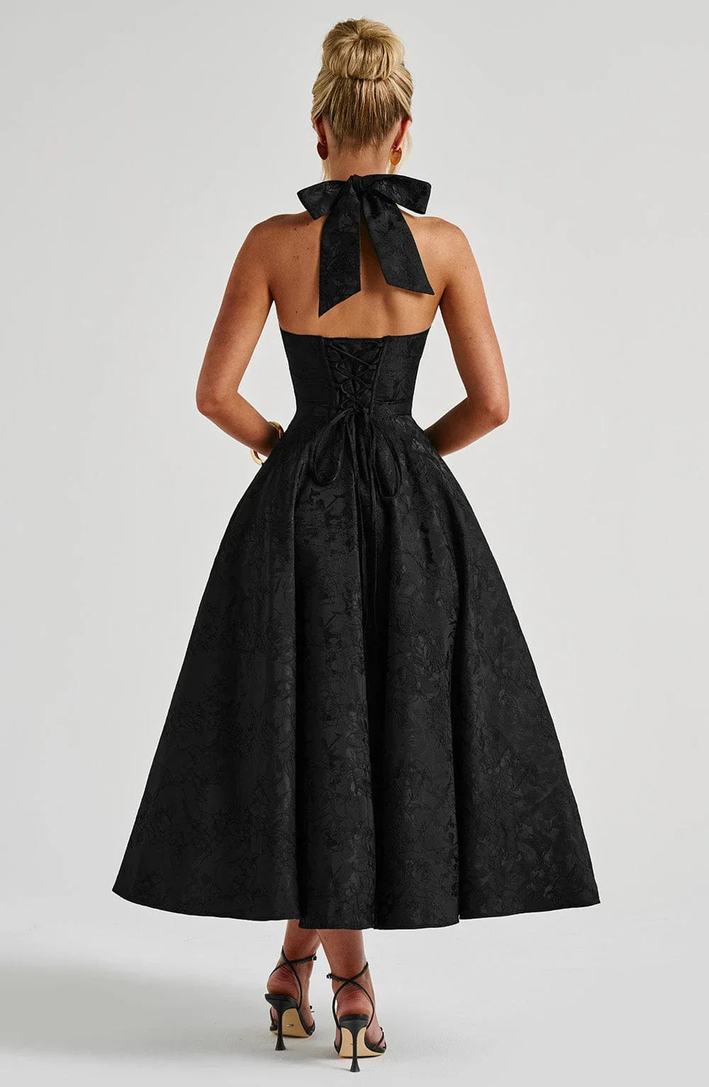 Alt text: Robe midi femme en coton, dos nu, jupe évasée, idéale pour les journées estivales et les sorties décontractées.