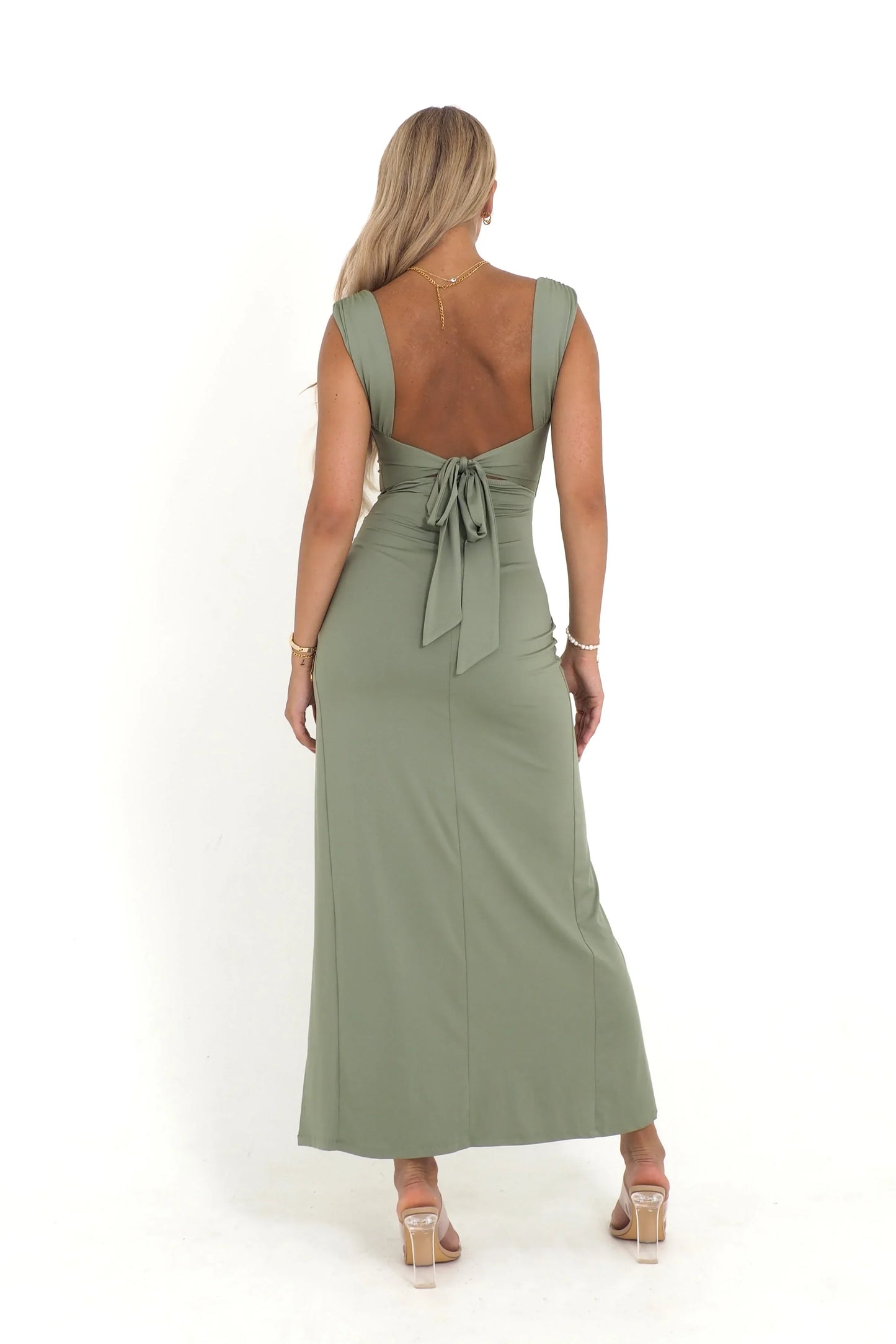 Robe midi femme verte olive à bretelles larges, en coton léger, avec une coupe fluide et détail froncé à la taille.