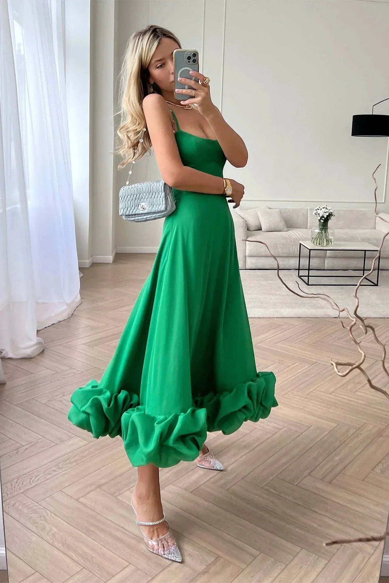Robe midi femme sans manches en vert, avec volants légers et coupe fluide, idéale pour les journées d'été.