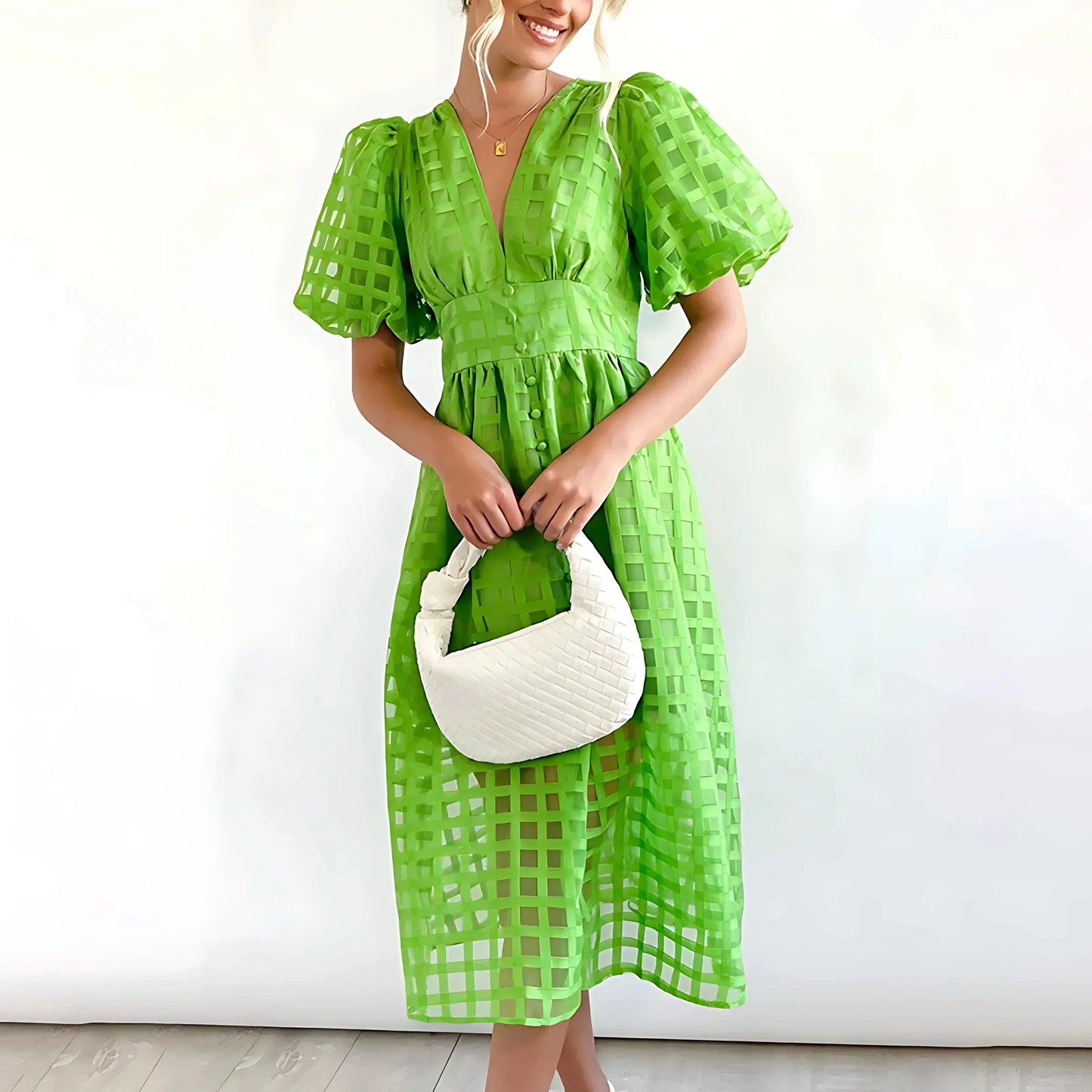 Robe midi V-neck en tissu texturé, manches courtes avec détails ajourés pour un style élégant et aéré.