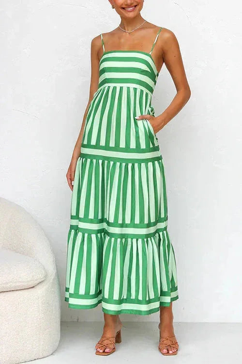 Robe midi à volants rayée en tissu fluide, dotée de bretelles fines, idéale pour un look d'été décontracté.