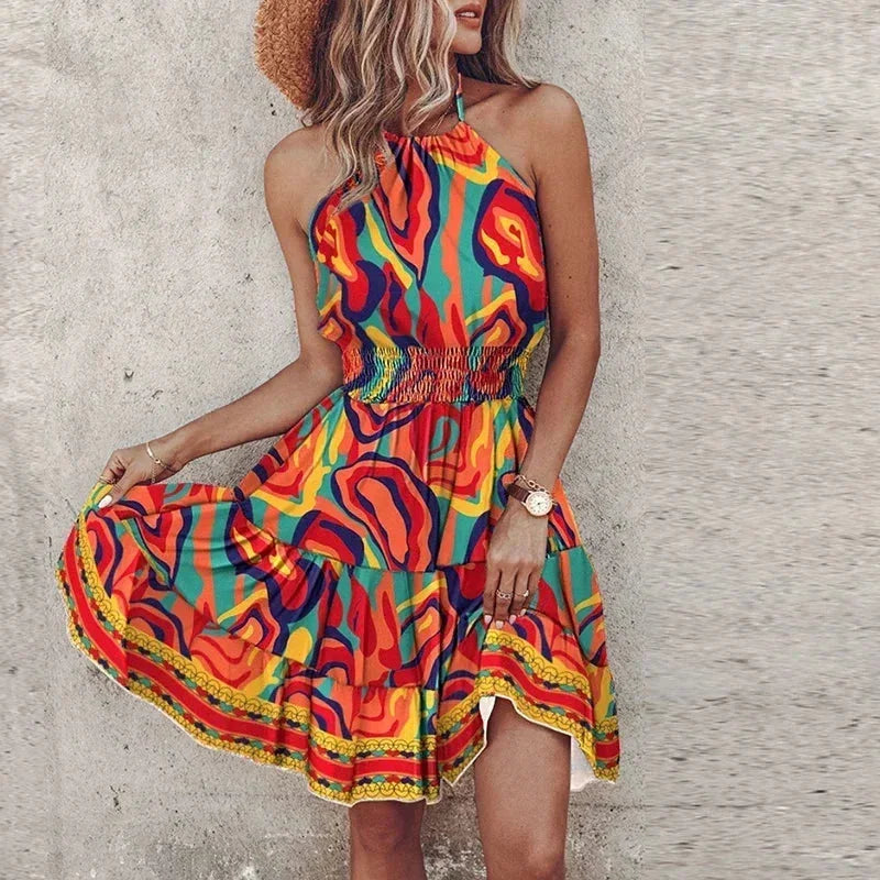 Robe courte bohème à dos nu, en tissu fluide évasé, à motifs variés, idéale pour l'été à la plage.
