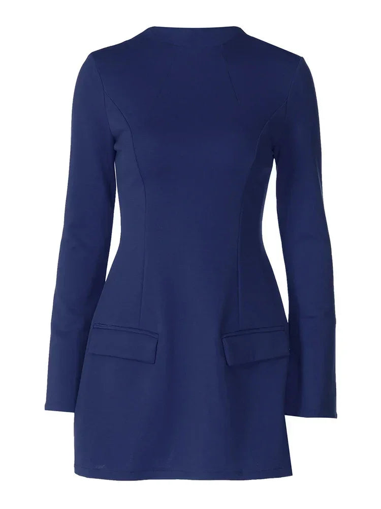 Robe mini bleue femme à manches longues, dotée de poches pratiques et confectionnée en tissu doux pour un confort quotidien.