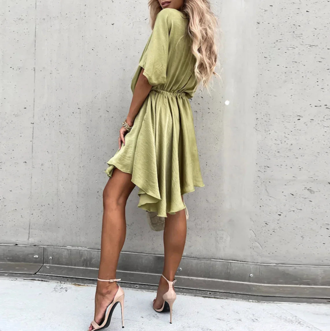 Robe courte fluide en viscose, col V et cache-cœur, manches courtes, coupe ample idéale pour la plage en été.