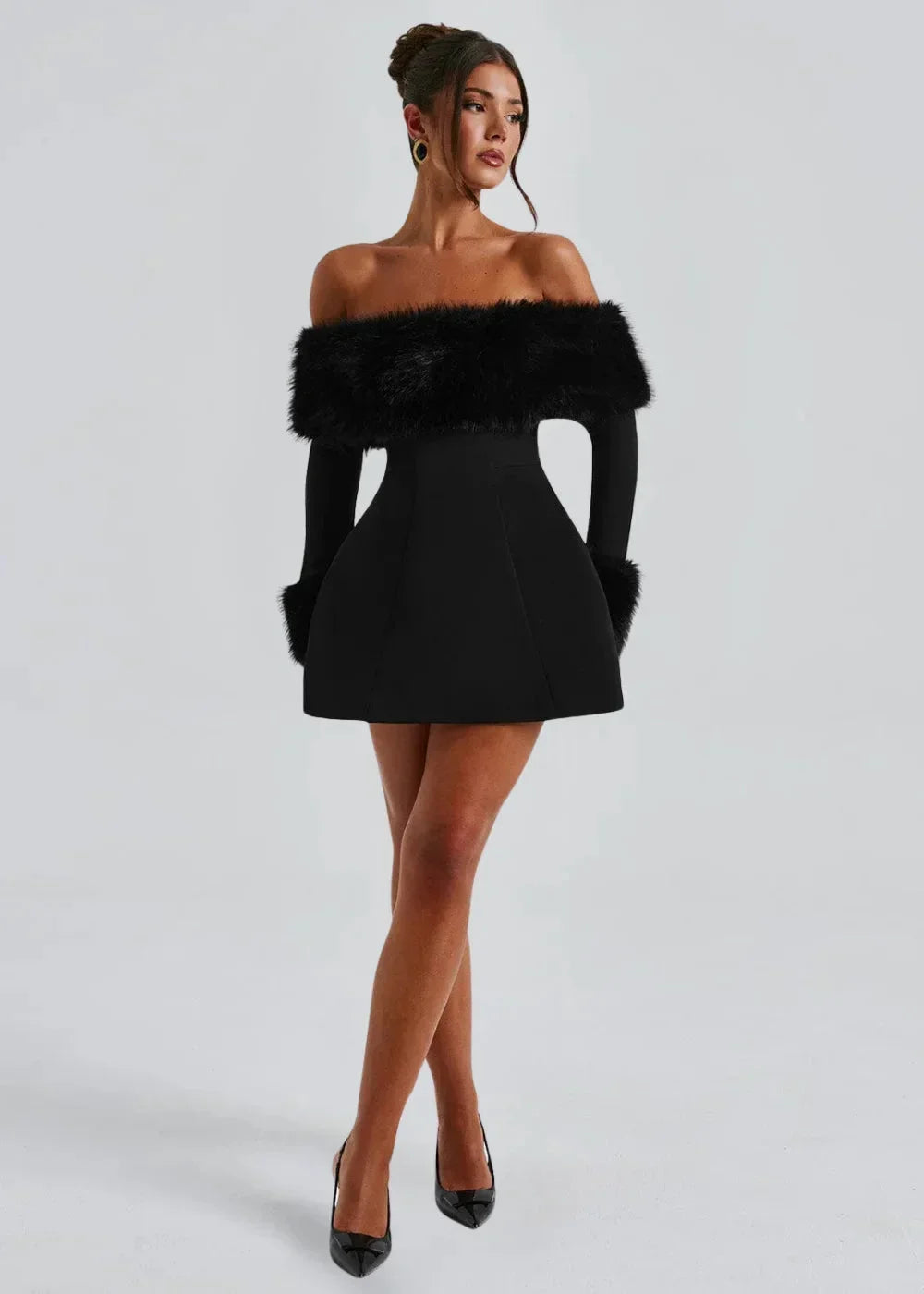 Robe courte noire avec épaules dénudées et accents en fourrure, parfait pour une soirée chic et élégante.