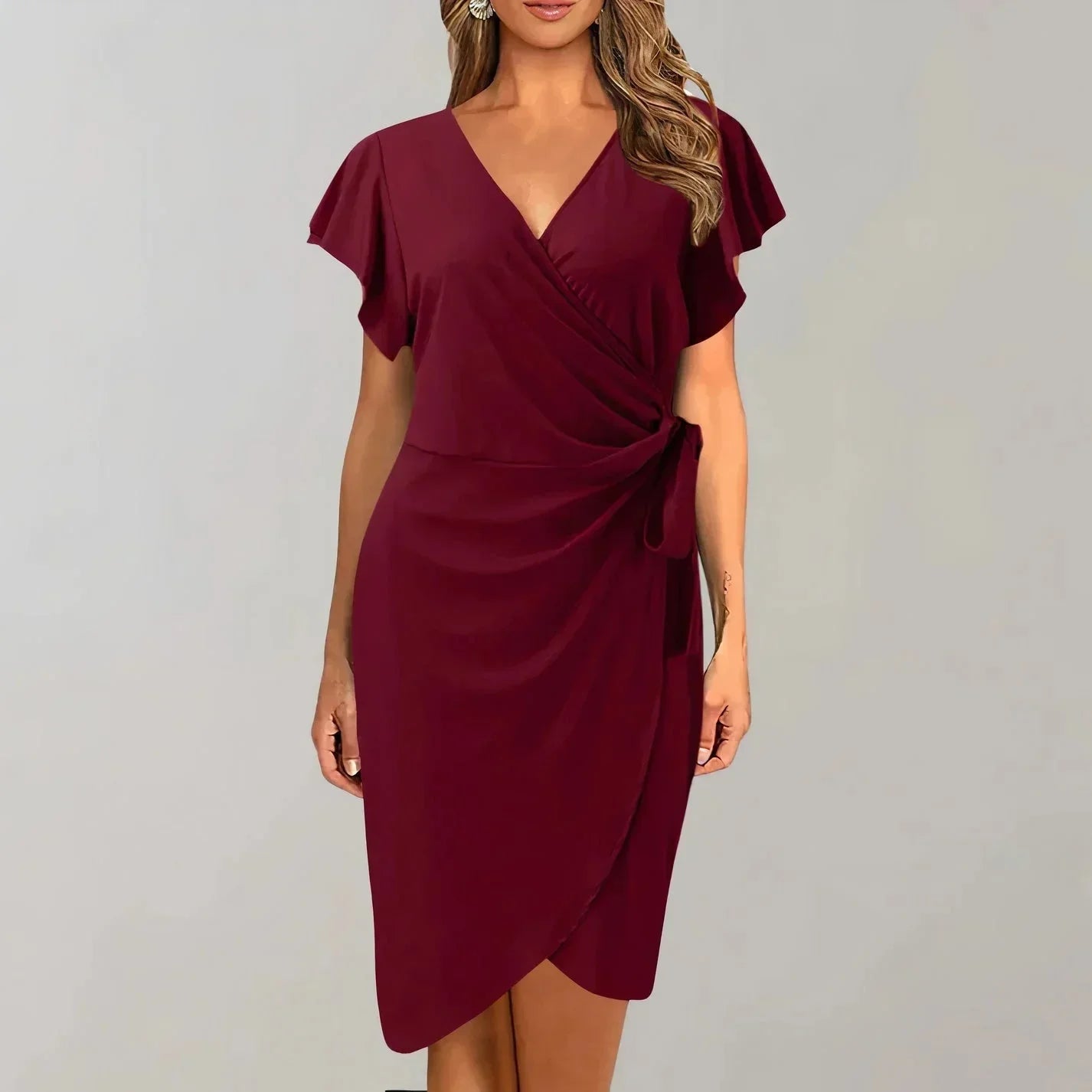 Robe courte portefeuille à manches courtes, col V avec nœud, confectionnée en tissu léger, disponible en plusieurs couleurs.